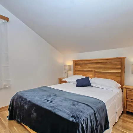 Six-bedroom In Dom wakacyjny Prižba