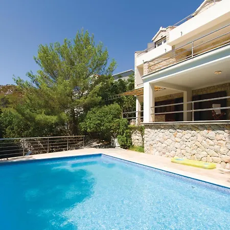 Six-bedroom In Dom wakacyjny Prižba