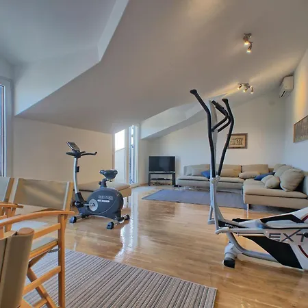 Six-bedroom In Dom wakacyjny Prižba