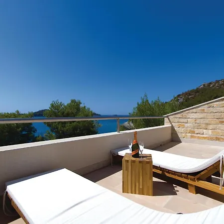 Six-bedroom In Dom wakacyjny Prižba