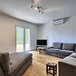 Six-bedroom In Holiday home *