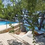 Holiday home Six-bedroom In Prizba