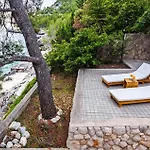 Six-bedroom In Holiday home