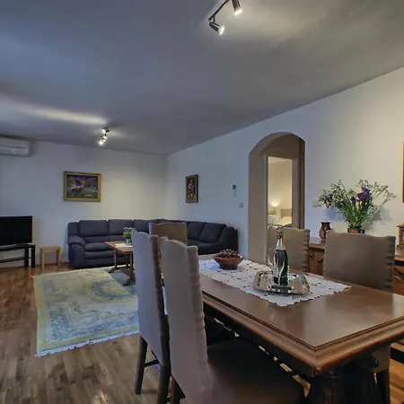 Six-bedroom In Nyaraló *