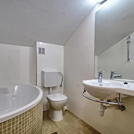 Six-bedroom In Nyaraló