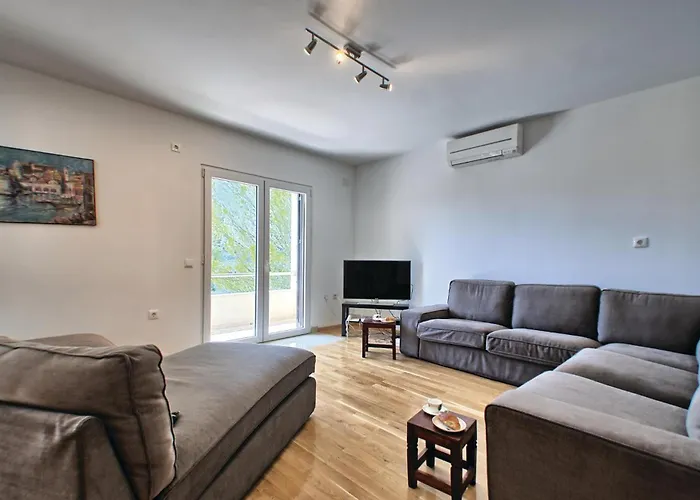 Six-bedroom In Prázdninový dům *