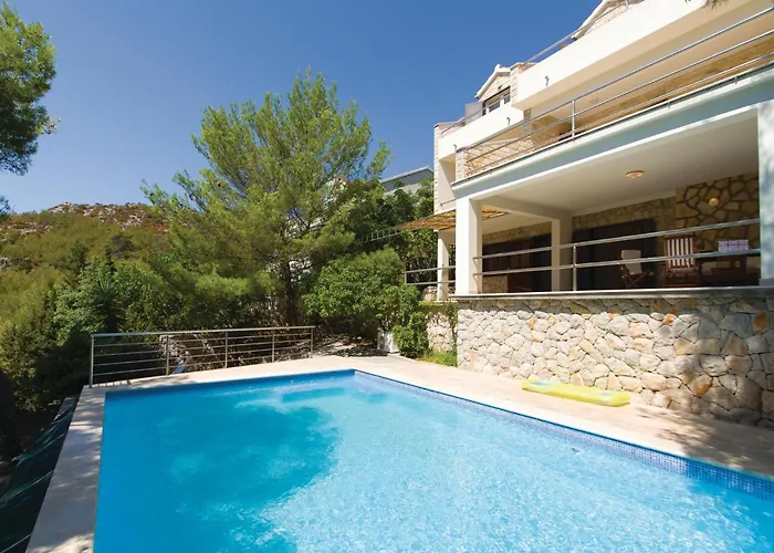 Six-bedroom In Holiday home Prizba