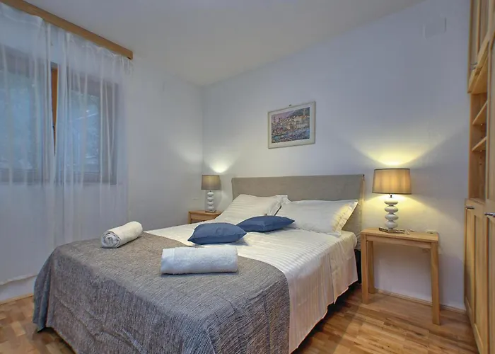 Six-bedroom In Prázdninový dům *