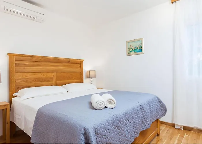 Six-bedroom In Dom wakacyjny Prižba