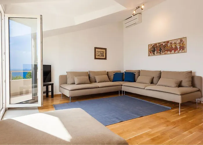 Six-bedroom In Dom wakacyjny Prižba